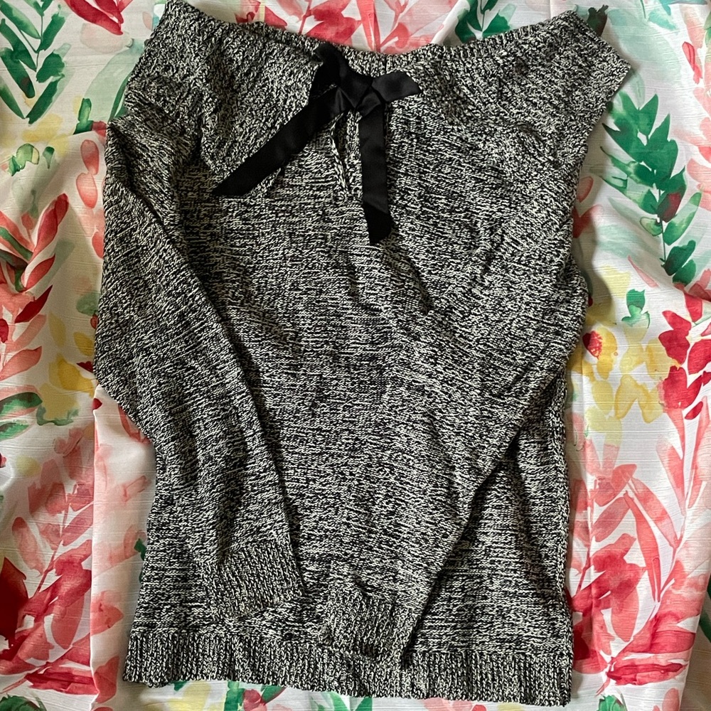 🌲New York & Company Fall off the shoulder Gray Women’s Sweater 🌲